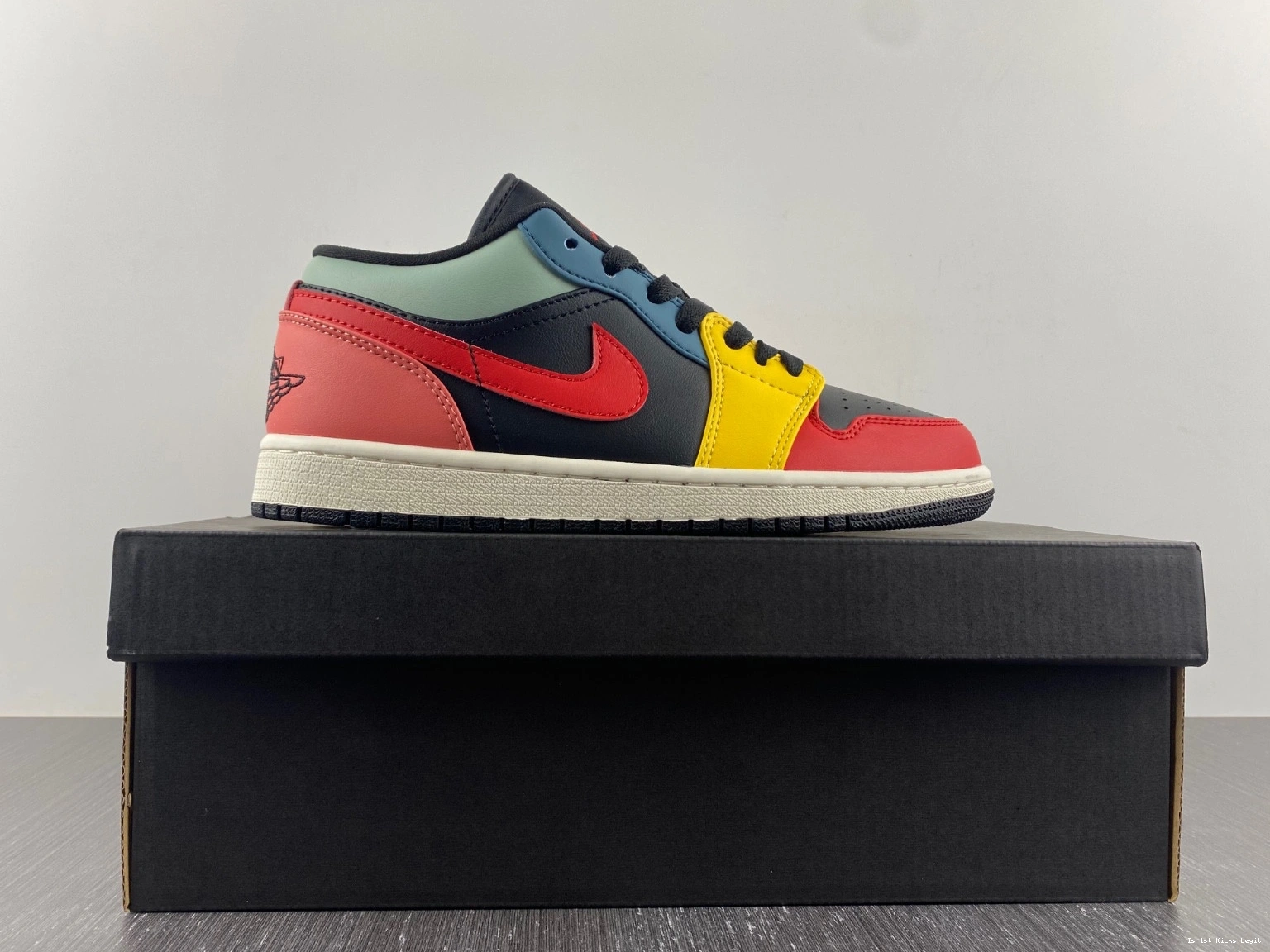 DN3739-060 Multi-Color Low (W) Black Jordan SE - Air 1 0109